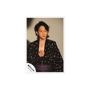 中古生写真(ジャニーズ) 関ジャニ∞/横山裕/上半身・浴衣黒・帯紫・ネックレス・両手重ね・目線右・背景ベージュ/公式生写真
