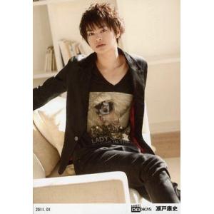 中古生写真(男性) D-BOYS/瀬戸康史/座り・衣装黒・右手横・顔傾げ・ソファ白・本棚・「2011.01」/公式生写真