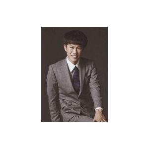 中古生写真(男性) 寺山武志(シャープ・ハンクス)/膝上・グレースーツ・座り・笑顔・キャラク