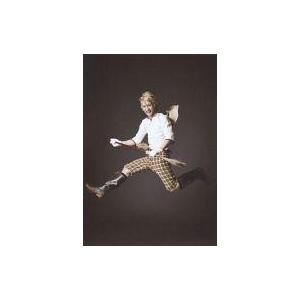 中古生写真(男性) 河原田巧也(フィニアン)/全身・衣装白・チェック柄・ジャンプ・竹箒・笑顔