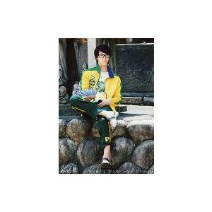 中古生写真(男性) 浜尾京介(ギズモ)/全身・座り・衣装黄色緑足組み・右手扇子・眼鏡/映画「クジラのいた夏」生写真