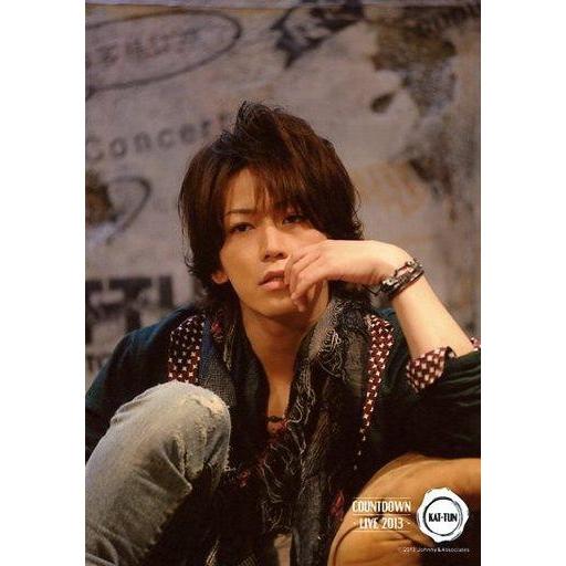 中古生写真(ジャニーズ) KAT-TUN/亀梨和也/上半身・衣装緑・赤・ストール・左手口元・右膝立て...