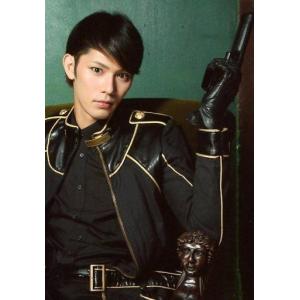 中古生写真(男性) 小谷嘉一(黒子)/上半身・衣装黒・左手銃・ソファ・背景緑・キャラクターショット/舞台「メサイア -翡翠ノ章-」プレミア