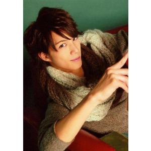 中古生写真(男性) 浜尾京介/上半身・衣装グレー・白・右手上げ・右向き・ソファ赤・本・背景緑/ファン感謝トークライブイベント物販生写真