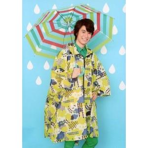 中古生写真(男性) CHaCK-UP/影山達也(木星人☆ジュジュ)/膝上・衣装緑・右手傘・左手腰・背景水色/舞台「E.T.L vol.7 〜雨天