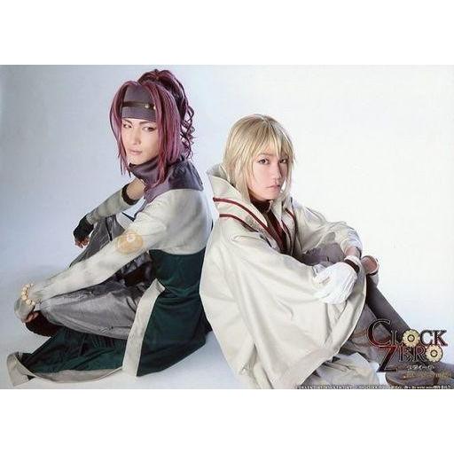 中古生写真(男性) 鷲尾修斗(楓)・悠斗(哲学者)/横型・全身・座り・衣装白・緑・背景白・キャラクタ...