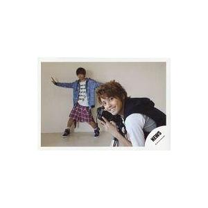 中古生写真(ジャニーズ) NEWS(テゴマス)/増田貴久・手越祐也/横型・衣装青・赤・白・黒・手越両手カメラ・笑顔/公式生写真