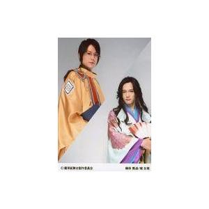 中古生写真(男性) 根本正勝(藤原鷹通)・寿里(橘友雅)/藤原衣装黄色・寿里右手扇子・キャラクターショット/舞台「遙かなる時空の中で 舞一