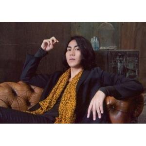 中古生写真(男性) 郷本直也(金城真護)/横型・上半身・衣装黒・ソファに座り・私服ショット/舞台「『弱虫ペダル』箱根学園篇〜野獣覚醒〜」ブロ