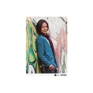 中古生写真(男性) D-BOYS/荒木宏文/膝上・衣装水色・右手ポケット・スカーフ・背中壁・背景野外/公式生写真