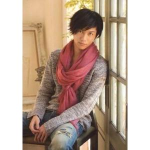 中古生写真(男性) 青木玄徳(跡部景吾)/膝上・衣装赤・スカーフ・椅子座り・私服ショット/ミュージカル「テニスの王子様」10周年記