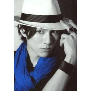 中古生写真(男性) 青木玄徳(跡部景吾役)/顔アップ・スカーフ青・左手帽子・目線左・モノクロ・私服ショット/ミュージカルテニスの