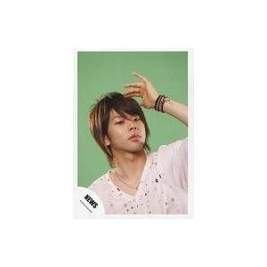 中古生写真(ジャニーズ) NEWS/増田貴久/バストアップ・衣装ピンク・ネックレス・背景緑・左手上げ・目線下/公式生写真
