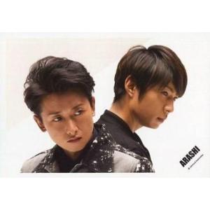 中古生写真(ジャニーズ) 嵐/大野智・相葉雅紀/横型・顔アップ・衣装黒・背中合わせ・背景白/公式生写真｜駿河屋Yahoo!店