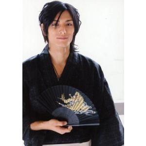 中古生写真(男性) 久保田悠来/上半身・和服黒グレー・右手扇子・背景白/公式生写真