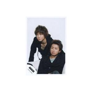 中古生写真(ジャニーズ) 嵐/大野智・相葉雅紀/上半身・大野座り・衣装黒・相葉前屈み・背景白/公式生写真｜駿河屋Yahoo!店