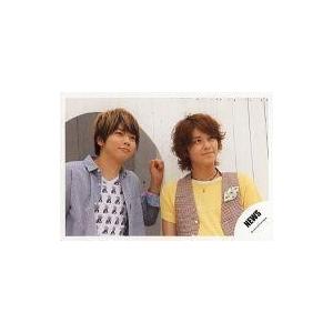 中古生写真(ジャニーズ) NEWS/手越祐也・増田貴久/横型・バストアップ・手越Tシャツ黄・目線右・背景白・壁/公式生写真