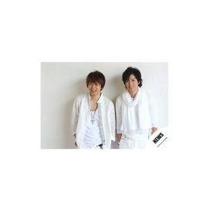 中古生写真(ジャニーズ) NEWS/増田貴久・加藤シゲアキ/横型・上半身・衣装白・ネックレス・笑顔・目線下・背景白/公式生写真