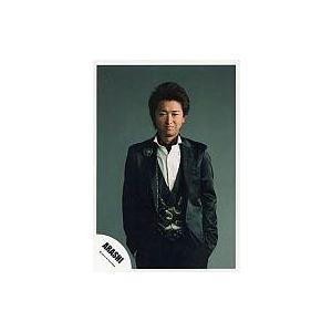 中古生写真(ジャニーズ) 嵐/大野智/膝上・ジャケット黒・シャツ白・スカーフ・両手ポケット・背景グレー/公式生写真