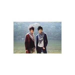 中古生写真(男性) ON/OFF/集合(2人)/横型・膝上・衣装赤・青・左手腰・チェック柄スカーフ・背景川・山・ポストカードサイズ/公式生写真