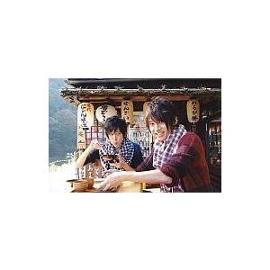 中古生写真(男性) ON/OFF/集合(2人)/横型・上半身・衣装赤青・赤・チェック柄スカーフ・和弥体左向き・茶碗座り・ポストカードサイズ/公式生写