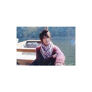 中古生写真(男性) ON/OFF/坂本和弥/横型・上半身・赤色のセーター・チェック柄スカーフ・船・背景湖・ポストカードサイズ/公式生写真