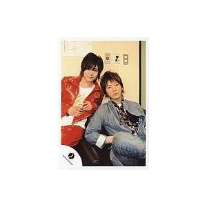 中古生写真(ジャニーズ) ジャニーズ/亀梨和也・山田涼介/ソファー座り・亀梨衣装グレー・山田衣装赤/公式生写真