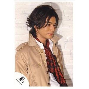 中古生写真(ジャニーズ) 嵐/松本潤/バストアップ・ベージュ色ジャケット・赤色スカーフ・白シャツ・体右向き・背景白/公式生写真