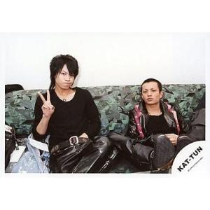 中古生写真(ジャニーズ) KAT-TUN/上田竜也・田中聖/横型・ソファに座り・上田右手ピース・左手お腹・田中両足伸ばし/公式生写真