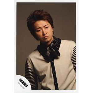 中古生写真(ジャニーズ) 嵐/大野智/上半身・衣装白黒・袖ボーダー・スカーフ・目線右・背景茶色/公式生写真