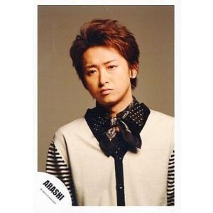 中古生写真(ジャニーズ) 嵐/大野智/バストアップ・衣装白・袖ボーダー・スカーフ黒・顔傾け・背景茶色/公式生写真