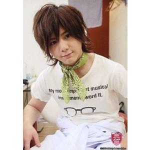 中古生写真(ジャニーズ) Hey! Say! JUMP/山田涼介/座り・上半身・Tシャツ白・スカーフ黄緑/公式生写真