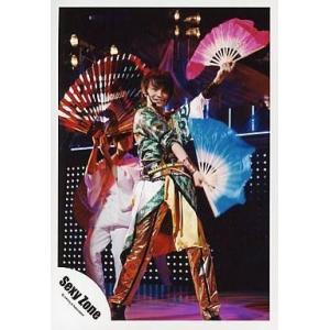 中古生写真(ジャニーズ) Sexy Zone/中島健人/ライブフォト・全身・衣装金.緑・両手赤と青の扇子/公式生写真