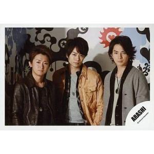 中古生写真(ジャニーズ) 嵐/3人/大野・櫻井・松本/センター櫻井・櫻井衣装オレンジ・背景白/公式生...