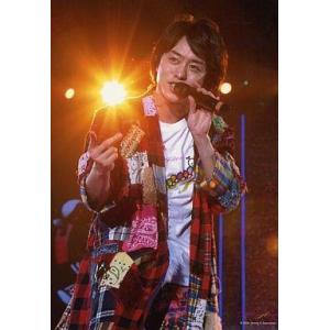 中古生写真(ジャニーズ) 嵐/櫻井翔/膝上・衣装赤チェック・左手マイク・目線左・背景オレンジライト・...
