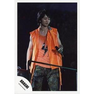 中古生写真(ジャニーズ) 嵐/櫻井翔/膝上・パンツ迷彩・衣装オレンジ・左手マイク・目線右下・背景黒/...