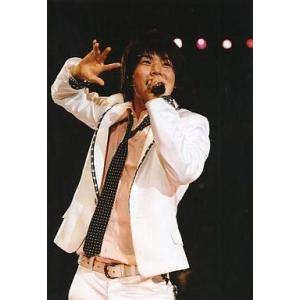 中古生写真(ジャニーズ) NEWS/増田貴久/スーツ白・膝上・左手マイク・目線右・背景黒/公式生写真