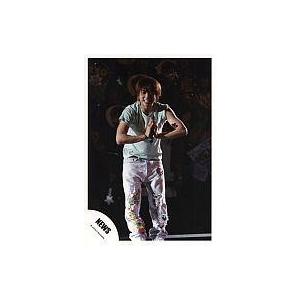中古生写真(ジャニーズ) NEWS/増田貴久/シャツ薄緑・両手あわせ・マイク・全身・背景黒/公式生写真