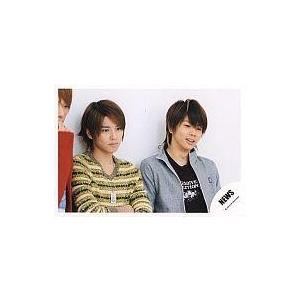 中古生写真(ジャニーズ) NEWS/手越祐也・増田貴久/横型・手越腕組み・増田衣装グレー・背景白公式生写真