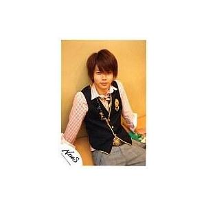 中古生写真(ジャニーズ) NEWS/増田貴久/膝上・座り・両手床・ベスト黒・シャツストライプ白赤・パンツグレー・背景ベージュの壁/公式生写真