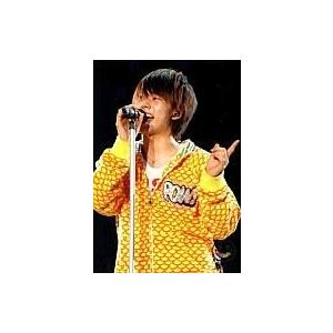 中古生写真(ジャニーズ) NEWS/増田貴久/ライブフォト・上半身・パーカー黄色・右手マイク・目線左・背景黒・左手人差