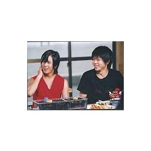 中古生写真(ジャニーズ) NEWS/山下智久・増田貴久/横型・座り・バストアップ・食事・目線左・Tシャツ赤、白/「Johnny’s Fil