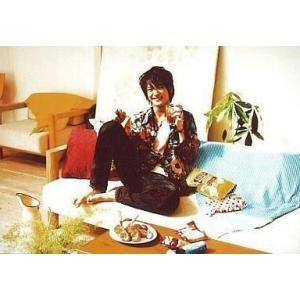 中古生写真(男性) 中河内雅貴(仁王雅治)/横型・全身・ソファに座り・笑顔・コップ・私服ショット/ミュージカル『テニ