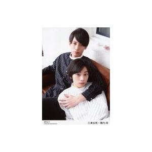中古生写真(男性) 三津谷亮・陳内将/上半身・膝上・ソファ座り・衣装黒・白・ストライプ柄・「2016.11」/三津谷亮・陳内将 2ショットブロ