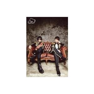 中古生写真(男性) D.A.T/小野大輔・近藤孝行/全身・ソファ座り・小野頬杖・近藤右手肘掛・背景壁グレー/
