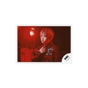 中古生写真(ジャニーズ) NEWS/増田貴久/横型・バストアップ・衣装黒・右手首元・左向き・ライト赤...