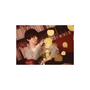 中古生写真(男性) 北村諒/横型・膝上・衣装グレー・ソファ座り・右手左肩・目閉じ・LEDライト・後ろ本棚/「北村諒 トークイベント*
