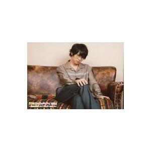 中古生写真(男性) 輝山立/横型・膝上・座り・衣装ベージュ・眼鏡・足組み・右手膝・左手ソファ/「『輝山立春のゆるライ2018』〜絵本の国とライ