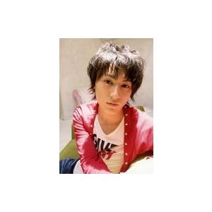 中古生写真(男性) 佐藤永典/上半身・衣装赤・白・カーディガン・ソファ座り・体捻り・両手背凭れ・室内/公式生写真