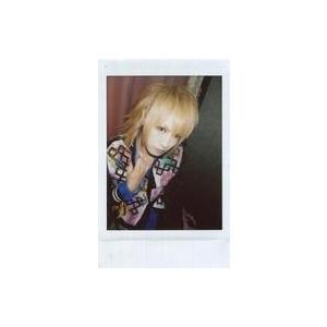 中古生写真(男性) UNiTE.(ユナイト)/ゆきみ/上半身・衣装白・青・黒・長袖・右手襟元・顔右向き・左手下・室内/生チェキ